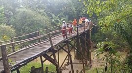 Warga dan anak sekolah ketika melintas di Jembatan Blengbeng. (Istimewa)