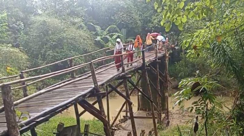 Warga dan anak sekolah ketika melintas di Jembatan Blengbeng. (Istimewa)