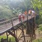 Warga dan anak sekolah ketika melintas di Jembatan Blengbeng. (Istimewa)