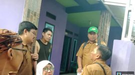Petugas Bapenda Lebak saat mendatangi salah satu rumah warga. (Istimewa)