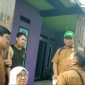 Petugas Bapenda Lebak saat mendatangi salah satu rumah warga. (Istimewa)