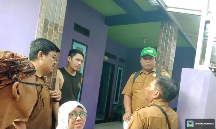 Petugas Bapenda Lebak saat mendatangi salah satu rumah warga. (Istimewa)