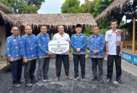 Dewan Pengurus KORPRI saat memberikan bantuan sumur bor kepada pemerintah desa Narimbang Mulya. (Istimewa)