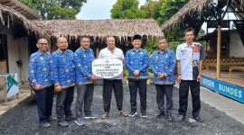 Dewan Pengurus KORPRI saat memberikan bantuan sumur bor kepada pemerintah desa Narimbang Mulya. (Istimewa)