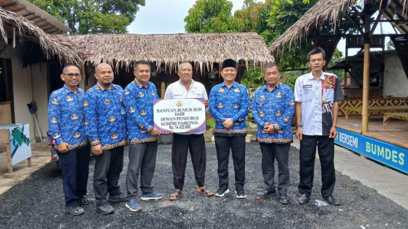 Dewan Pengurus KORPRI saat memberikan bantuan sumur bor kepada pemerintah desa Narimbang Mulya. (Istimewa)