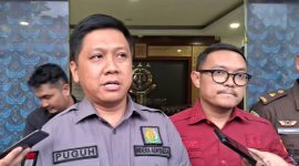 Kasie Intelejen Kejari Lebak, Puguh Raditya Aditama didampingi Kasie Pidsus Kejari Lebak, Irfano Rukmana Rachim (merah) saat memberikan keterangan pers. (Istimewa)