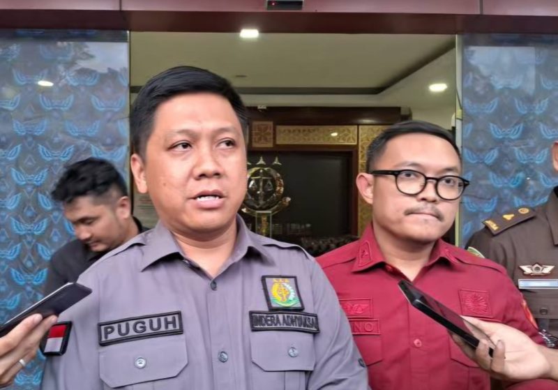Kasie Intelejen Kejari Lebak, Puguh Raditya Aditama didampingi Kasie Pidsus Kejari Lebak, Irfano Rukmana Rachim (merah) saat memberikan keterangan pers. (Istimewa)
