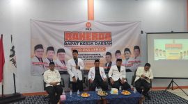 Ketua DPD PKS Lebak, Lili Sugiyanto (tengah) bersama Ketua Bidang Pertanian dan Peternakan DPW PKS Banten sekaligus Anggota Komisi 2 DPRD Banten, Iip Makmur (pojok kiri) saat menghadiri Rakerda. (Istimewa)