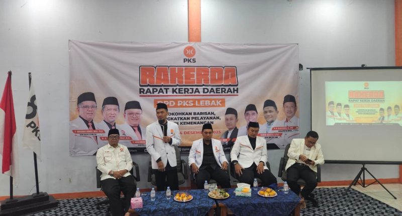 Ketua DPD PKS Lebak, Lili Sugiyanto (tengah) bersama Ketua Bidang Pertanian dan Peternakan DPW PKS Banten sekaligus Anggota Komisi 2 DPRD Banten, Iip Makmur (pojok kiri) saat menghadiri Rakerda. (Istimewa)