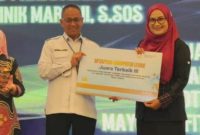 Kepala Bidang Pengendalian Penduduk dan Keluarga Berencana DP3AP2KB Lebak, Tuti Nurasiah saat menerima penghargaan dari BKKBN Banten. (Istimewa)