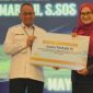 Kepala Bidang Pengendalian Penduduk dan Keluarga Berencana DP3AP2KB Lebak, Tuti Nurasiah saat menerima penghargaan dari BKKBN Banten. (Istimewa)