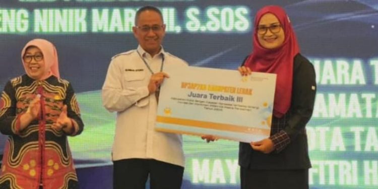 Kepala Bidang Pengendalian Penduduk dan Keluarga Berencana DP3AP2KB Lebak, Tuti Nurasiah saat menerima penghargaan dari BKKBN Banten. (Istimewa)