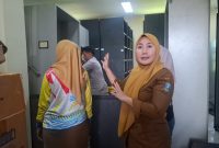 Kepala Disdukcapil Kabupaten Serang, Warnerry Poetri, memberikan keterangan kepada pers, selasa, (6/1/2026) foto: (DAILYHITS.ID)