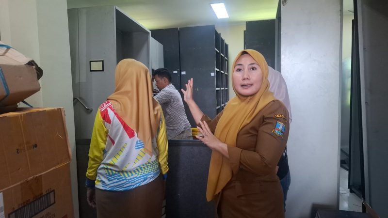 Kepala Disdukcapil Kabupaten Serang, Warnerry Poetri, memberikan keterangan kepada pers, selasa, (6/1/2026) foto: (DAILYHITS.ID)