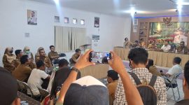 Warga taktakan menggelar Audensi dengan pemerintah kota serang, Bahas keluhan masyarakat soal sampah Tangsel. Selasa (6/1) Foto: Dailyhits)