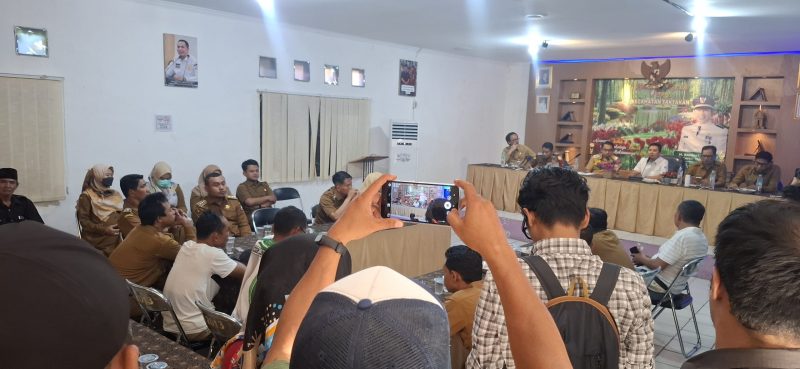 Warga taktakan menggelar Audensi dengan pemerintah kota serang, Bahas keluhan masyarakat soal sampah Tangsel. Selasa (6/1) Foto: Dailyhits)