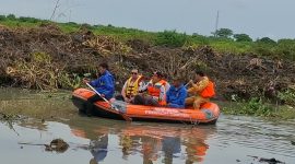 Walikota dan wakil walikota serang, Budi - Agis, meyusuri suangai pacinan sampai ke muara laut menggunakan Prahu karet di kawasan banten lama. Sabtu (10/1/2025). Foto: Dailyhits