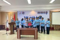 Ketua Umum Inassoc, Osep Mulyawan Karis (kiri) saat memberikan Surat Keputusan (SK) kepada Ketua Inassoc Pengda Banten terpilih Wildan Hidayatullah. (Istimewa).