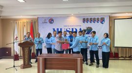 Ketua Umum Inassoc, Osep Mulyawan Karis (kiri) saat memberikan Surat Keputusan (SK) kepada Ketua Inassoc Pengda Banten terpilih Wildan Hidayatullah. (Istimewa).