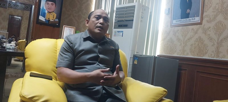 Ketua DPRD Kabupaten Serang, Bahrul Ulum, memberikan keterangan Kepada pers, Senin, (5/1) Foto: (Dailyhits)