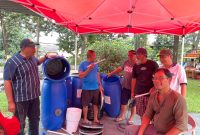 Warga Ciputat Kota Tangsel, Selesaikan permasalahan sampah Organik, menyulap tong ari menjadi Alat pembuatan pupuk kompos. Foto: Dailyhits)