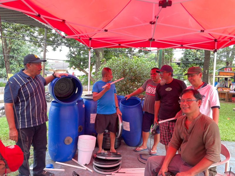 Warga Ciputat Kota Tangsel, Selesaikan permasalahan sampah Organik, menyulap tong ari menjadi Alat pembuatan pupuk kompos. Foto: Dailyhits)