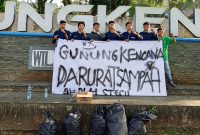 Himaguna Aksi Simbolis dengan membentangkan Bener Bertulisan, Gunung kencana Darurat Sampah, DLH Stecu, foto : (Ist/Dailyhits).