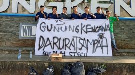 Himaguna Aksi Simbolis dengan membentangkan Bener Bertulisan, Gunung kencana Darurat Sampah, DLH Stecu, foto : (Ist/Dailyhits).