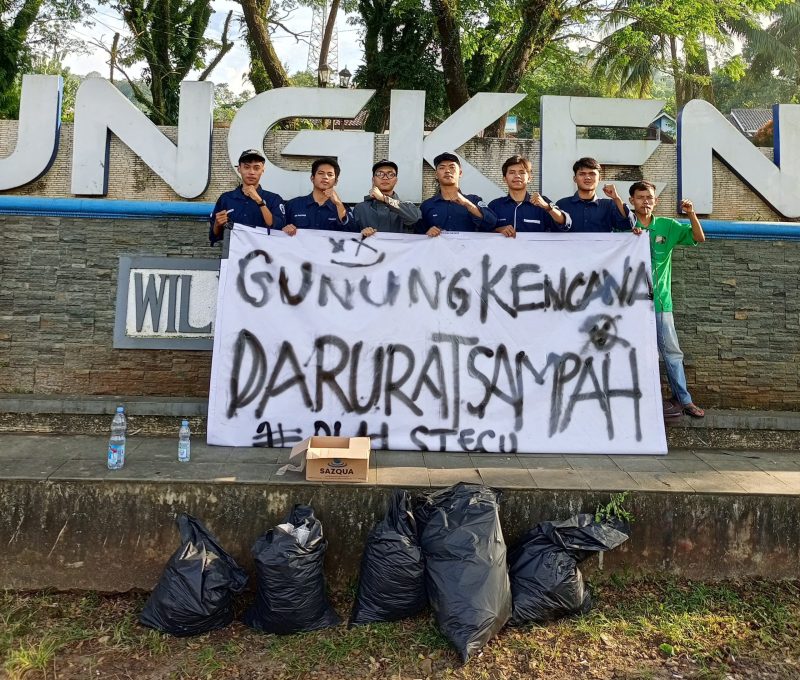 Himaguna Aksi Simbolis dengan membentangkan Bener Bertulisan, Gunung kencana Darurat Sampah, DLH Stecu, foto : (Ist/Dailyhits).