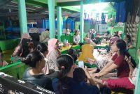 Warga Cikaromoi mengadakan rapat bahas isu harga mahal yang viral di medsos, Foto: (Ist/Dailyhits).