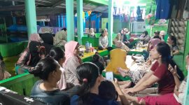 Warga Cikaromoi mengadakan rapat bahas isu harga mahal yang viral di medsos, Foto: (Ist/Dailyhits).