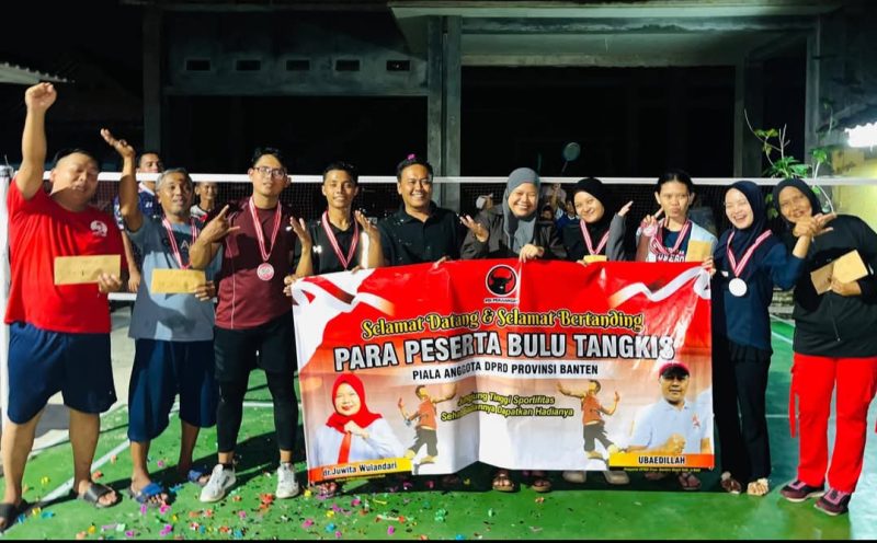 Anggota DPRD Banten, Ubaedillah (kelima dari kiri) bersama ketua DPRD Lebak, Juwita Wulandari (tengah) saat foto bersama. (Istimewa)