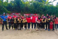 Ketua DPRD Lebak, dr. Juwita Wulandari (tengah) bersama suami ketua PGMI Banten, Deden M Fatih saat foto bersama dengan peserta kejuaraan voli puteri piala ketua DPRD Lebak. (Istimewa)