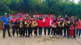 Ketua DPRD Lebak, dr. Juwita Wulandari (tengah) bersama suami ketua PGMI Banten, Deden M Fatih saat foto bersama dengan peserta kejuaraan voli puteri piala ketua DPRD Lebak. (Istimewa)