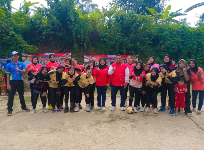 Ketua DPRD Lebak, dr. Juwita Wulandari (tengah) bersama suami ketua PGMI Banten, Deden M Fatih saat foto bersama dengan peserta kejuaraan voli puteri piala ketua DPRD Lebak. (Istimewa)