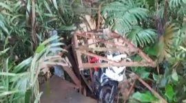 Kondisi kendaraan para pelajar yang terjebak pada jembatan ambruk. (FOTO Tangkap Layar Video)