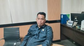 Anggota DPRD kabupaten serang, sekaligus Ketua Fraksi Demokrat, Azwar Anas, memberikan keterangan kepada pers, Selasa (6/1) Foto: Dailyhits.id.