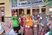 Anggota DPRD Provinsi Banten, H. Umar Bin Barmawi, Memberikan Vocer kepada Ibu-Ibu lansia dalam kegiatan Reses masa persidangan Ke-II tanhun Sidang 2025-2026, Di Desa Jeruk Tipis, (Doc : Dailyhits)
