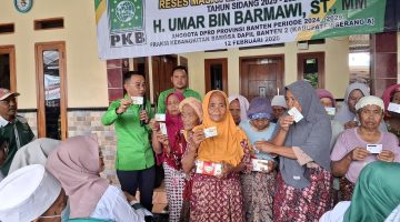 Anggota DPRD Provinsi Banten, H. Umar Bin Barmawi, Memberikan Vocer kepada Ibu-Ibu lansia dalam kegiatan Reses masa persidangan Ke-II tanhun Sidang 2025-2026, Di Desa Jeruk Tipis, (Doc : Dailyhits)