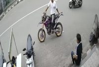 Dua pelaku curanmor terekam CCTV saat melancarkan aksinya di sekitar Makam Pahlawan. (Foto tangkap layar video)