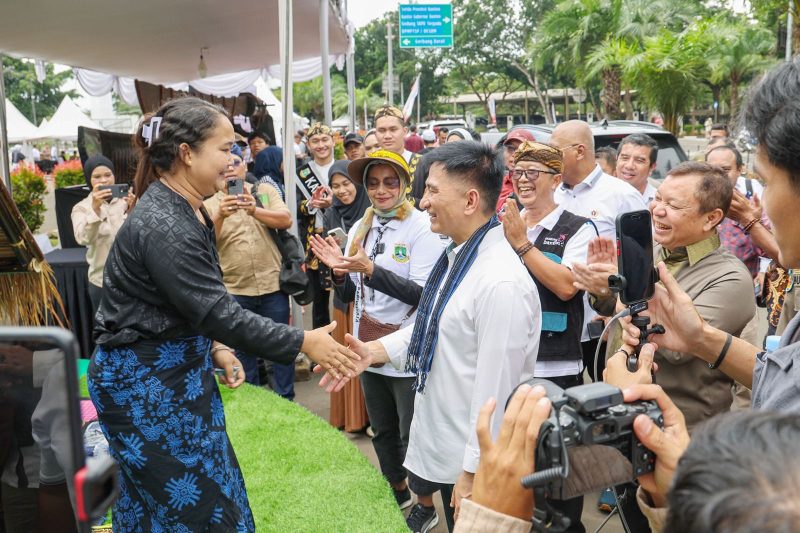 Wakil Gubernur Banten, Achmad Dimyati Natakusumah, menyapa Ibu-Ibu UMKM, Sabtu (7/2) Doc: (Ist/Dailyhits)