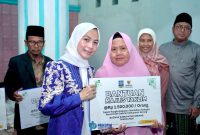 Bupati Serang, Ratu Rachamatuzakiyah, Memberikan bantuan kepada Majlis Taklim, dalam Rangka kegiatan Ramadhan Bahagia, Doc: (Dailyhits)