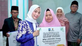 Bupati Serang, Ratu Rachamatuzakiyah, Memberikan bantuan kepada Majlis Taklim, dalam Rangka kegiatan Ramadhan Bahagia, Doc: (Dailyhits)
