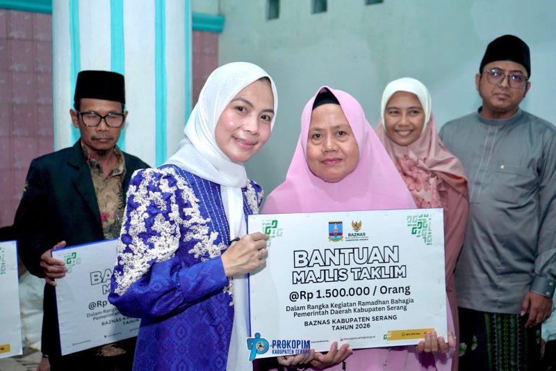 Bupati Serang, Ratu Rachamatuzakiyah, Memberikan bantuan kepada Majlis Taklim, dalam Rangka kegiatan Ramadhan Bahagia, Doc: (Dailyhits)