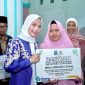 Bupati Serang, Ratu Rachamatuzakiyah, Memberikan bantuan kepada Majlis Taklim, dalam Rangka kegiatan Ramadhan Bahagia, Doc: (Dailyhits)