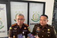 Kepala Kejaksaan Negeri Lebak, Onneri Khairoza didampingi Kasie Intelijen Kejari Lebak, Yudhit Ksatria Rindyatmaja saat memberikan keterangan pers usai serah terima jabatan. (Dailyhits)