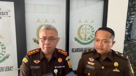 Kepala Kejaksaan Negeri Lebak, Onneri Khairoza didampingi Kasie Intelijen Kejari Lebak, Yudhit Ksatria Rindyatmaja saat memberikan keterangan pers usai serah terima jabatan. (Dailyhits)