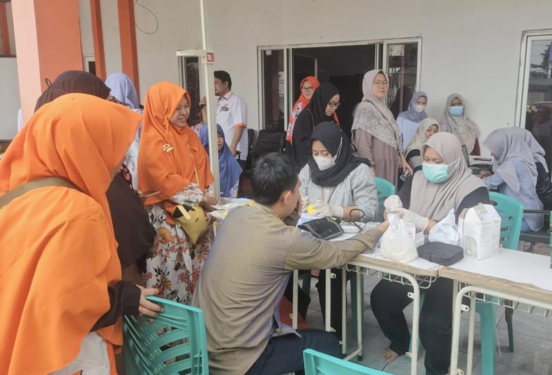 PKS Lebak saat menggelar pemeriksaan kesehatan gratis di halaman kantor DPD PKS Lebak. (Istimewa)