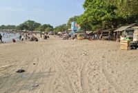 Suasana Pantai Pasit Putih Florida Anyer Kecamatan Cinangka, Serang Banten. Minggu (19/3) Doc: (Dirhat/Dailyhits.id).