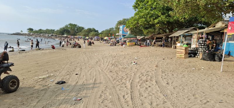 Suasana Pantai Pasit Putih Florida Anyer Kecamatan Cinangka, Serang Banten. Minggu (19/3) Doc: (Dirhat/Dailyhits.id).